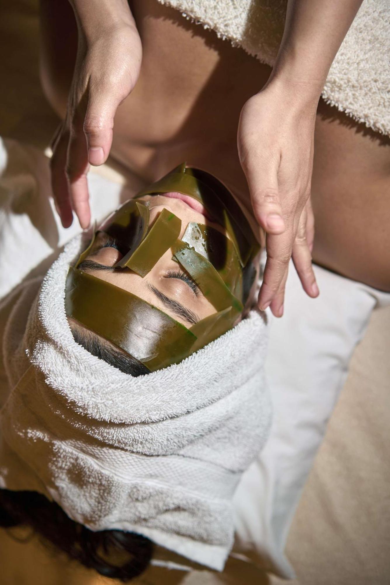 Waldorf Astoria Dubai International Financial Centre Hotel Exterior foto A woman with a facial mask