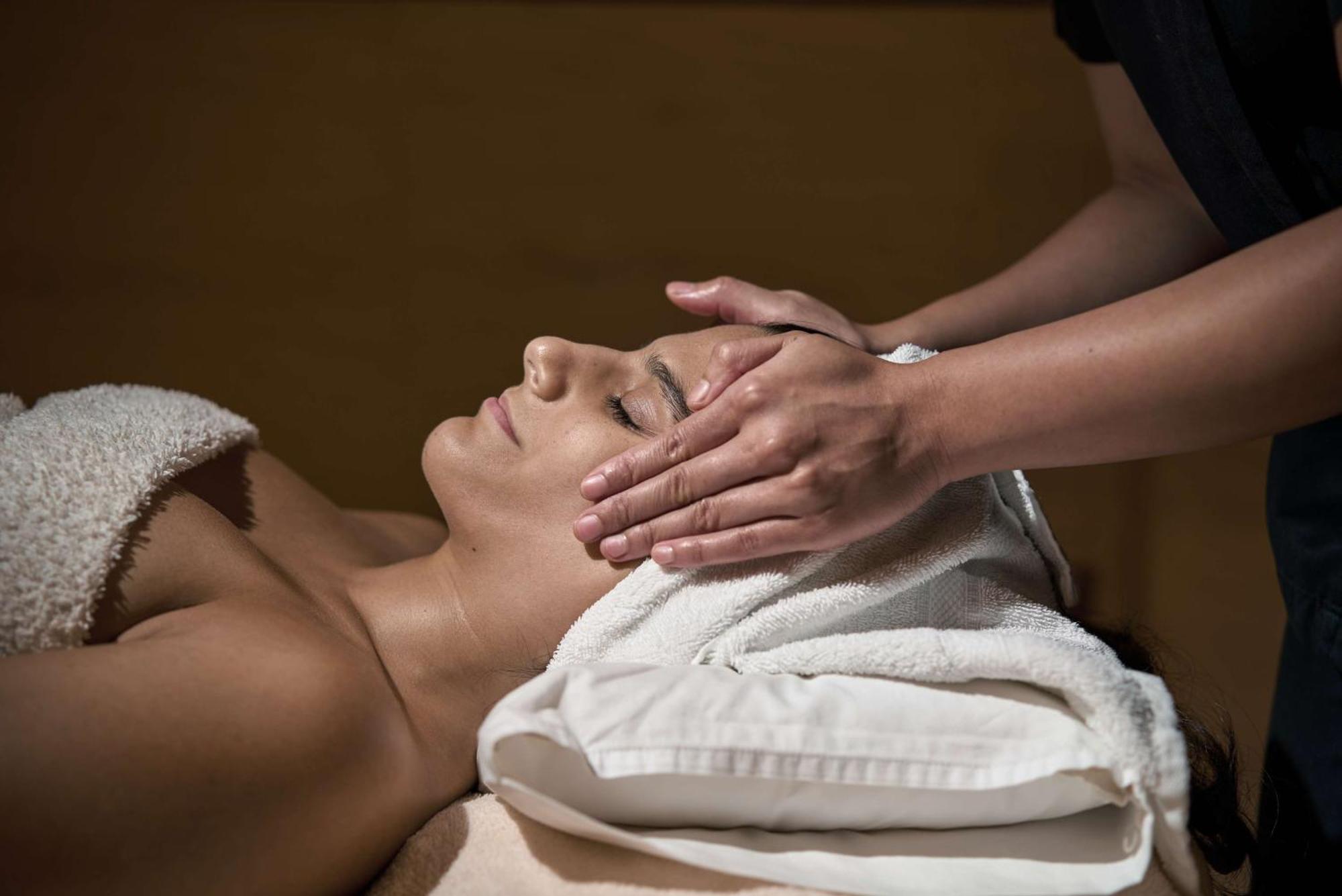 Waldorf Astoria Dubai International Financial Centre Hotel Exterior foto A woman receiving a facial massage