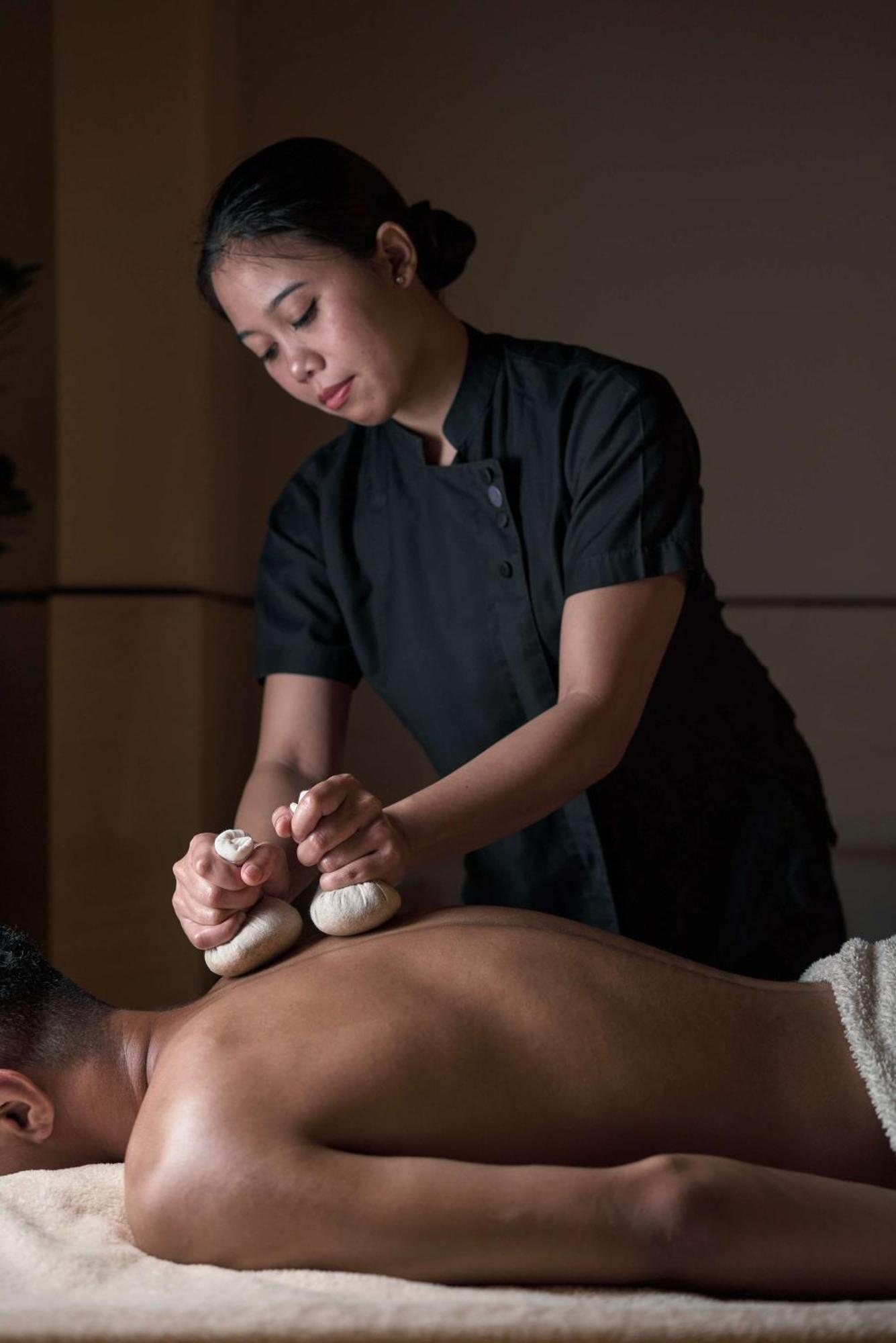 Waldorf Astoria Dubai International Financial Centre Hotel Exterior foto A woman receiving a gua sha treatment