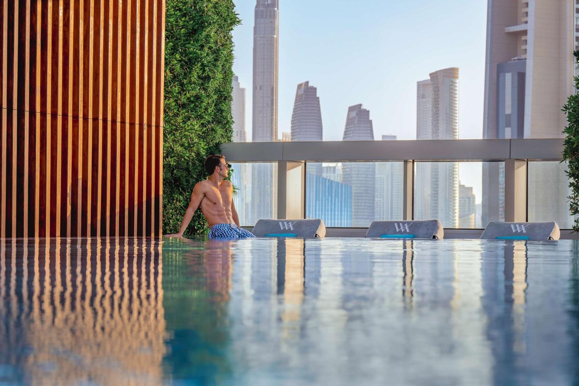 Waldorf Astoria Dubai International Financial Centre Hotel Exterior foto The swimming pool at the 1018